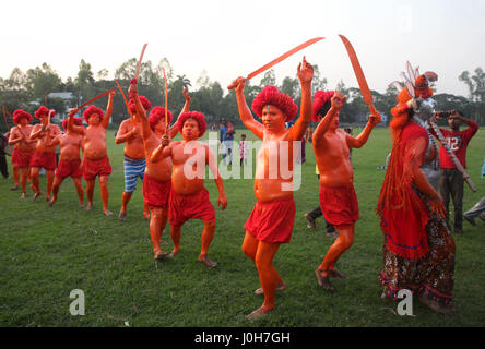 Munshigonj, Bangladesch. 13. April 2017. 13. April 2017 Munshigonj, Bangladesch - Hindu-Gemeinschaft Anhänger tanzen und teilnehmen, da sie ein Festival namens Lal Kach rot Glas während des letzten Tages des Monats Bangla in Stadtrand von Dhaka in Bangladesch Munshigonj, 13. April 2017, teilnehmen. Des Monats Chaitra, die letzte im Jahr Bangla neigt sich zu Ende, die Hindu-Gemeinschaft in Abdullahpur, kommt Munshiganj, zusammen in ein Festival für die Anbetung des Lords Shiva und Parvati. Das Festival ist seit mehr als hundert Jahren bekannt für die örtliche Gemeinschaft. Die hinduistischen Jugendliche und Männer anmalen Stockfoto