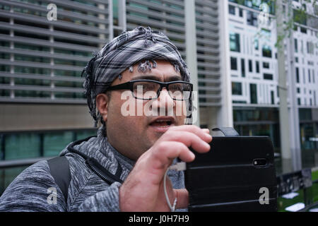 Home-Office, London, England, UK. 13. April 2017. Die internationale Föderation der irakischen Flüchtlinge (IFIR) Protest gegen die Inhaftierung von 30 irakische Flüchtlinge in der letzten Woche offensichtlich Vorbereitung auf eine Massendeportation Charterflug zu Irak fordern ihre Freilassung. Senden the3m nur eine Verurteilung für sie Tod und ist gegen die Menschenrechte und das Völkerrecht. Es ist nicht nur die Sätze des Vaters, seine anderen Verurteilung, die Kinder Cand die Frau im Königreich außerhalb Home Office, London, UK. per Kreditkarte: siehe Li/Alamy Live News Stockfoto