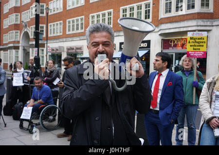 Home-Office, London, England, UK. 13. April 2017. Die internationale Föderation der irakischen Flüchtlinge (IFIR) Protest gegen die Inhaftierung von 30 irakische Flüchtlinge in der letzten Woche offensichtlich Vorbereitung auf eine Massendeportation Charterflug zu Irak fordern ihre Freilassung. Senden the3m nur eine Verurteilung für sie Tod und ist gegen die Menschenrechte und das Völkerrecht. Es ist nicht nur die Sätze des Vaters, seine anderen Verurteilung, die Kinder Cand die Frau im Königreich außerhalb Home Office, London, UK. per Kreditkarte: siehe Li/Alamy Live News Stockfoto