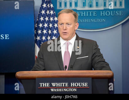 Washington, USA. 13. April 2017. White House Pressesprecher Sean Spicer führt seine täglichen Briefing in Brady Press Briefing-Room des weißen Hauses in Washington, DC auf Donnerstag, 13. April 2017. Bildnachweis: MediaPunch Inc/Alamy Live-Nachrichten Stockfoto