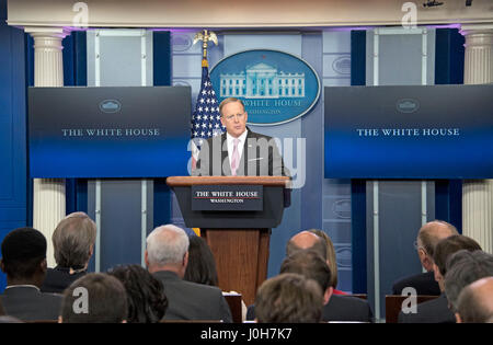 Washington, USA. 13. April 2017. White House Pressesprecher Sean Spicer führt seine täglichen Briefing in Brady Press Briefing-Room des weißen Hauses in Washington, DC auf Donnerstag, 13. April 2017. Bildnachweis: MediaPunch Inc/Alamy Live-Nachrichten Stockfoto