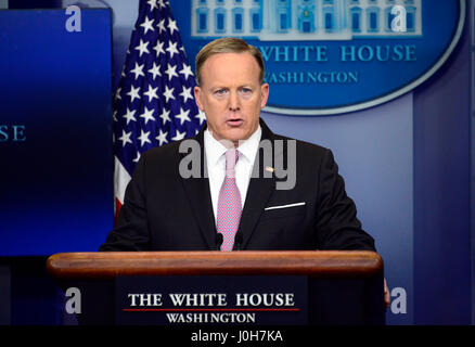 Washington, USA. 13. April 2017. White House Pressesprecher Sean Spicer führt seine täglichen Briefing in Brady Press Briefing-Room des weißen Hauses in Washington, DC auf Donnerstag, 13. April 2017. Bildnachweis: MediaPunch Inc/Alamy Live-Nachrichten Stockfoto