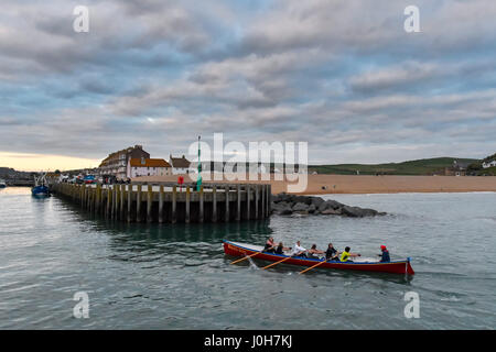 West Bay, Dorset, UK. 13. April 2017. Großbritannien Wetter. Gig-Ruderer kommend in den Hafen kurz vor Sonnenuntergang in West Bay in Dorset. Bildnachweis: Graham Hunt/Alamy Live-Nachrichten Stockfoto