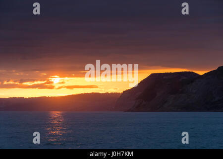 West Bay, Dorset, UK. 13. April 2017. Großbritannien Wetter. Den Blick in Richtung Golden Cap von West Bay in Dorset bei Sonnenuntergang. Bildnachweis: Graham Hunt/Alamy Live-Nachrichten Stockfoto