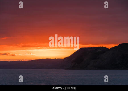 West Bay, Dorset, UK. 13. April 2017. Großbritannien Wetter. Den Blick in Richtung Golden Cap von West Bay in Dorset bei Sonnenuntergang. Bildnachweis: Graham Hunt/Alamy Live-Nachrichten Stockfoto