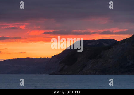 West Bay, Dorset, UK. 13. April 2017. Großbritannien Wetter. Den Blick in Richtung Golden Cap von West Bay in Dorset bei Sonnenuntergang. Bildnachweis: Graham Hunt/Alamy Live-Nachrichten Stockfoto