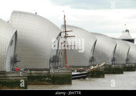 London, UK. 13. April 2017. Thor Heyerdahl segelt durch die Themse Barries während der Regatta 2017. Rund 40 Tall Ships sollen die Themse nach Greenwich, Segeln zum 150. Jahrestag der kanadischen Konföderation. Über die Ostern Wochenende, am 13. bis 16. April 2017, die Schiffe werden verankert werden an die Maritime Greenwich UNESCO World Heritage Site in Greenwich Stadtmitte sowie am Royal Arsenal in Woolwich bevor sie nach Quebec, Kanada, Portugal, Bermuda und Boston fahren. Bildnachweis: David Mbiyu/Alamy Live-Nachrichten Stockfoto