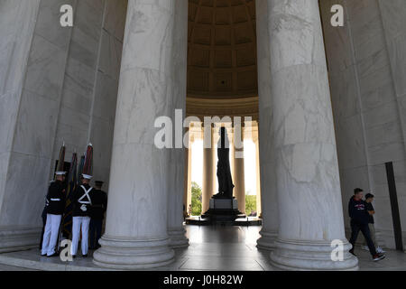 Washington, USA. 13. April 2017. Ehrengarde besuchen eine Kranzniederlegung zum Gedenken an der 3. Präsident der USA Thomas Jefferson 274th Geburtstag am Thomas Jefferson Memorial in Washington, DC, USA, am 13. April 2017. Bildnachweis: Yin Bogu/Xinhua/Alamy Live-Nachrichten Stockfoto