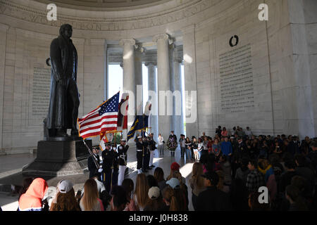 Washington, USA. 13. April 2017. Ehrengarde und Besucher besuchen eine Kranzniederlegung zum Gedenken an der 3. Präsident der USA Thomas Jefferson 274th Geburtstag am Thomas Jefferson Memorial in Washington, DC, USA, am 13. April 2017. Bildnachweis: Yin Bogu/Xinhua/Alamy Live-Nachrichten Stockfoto