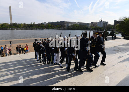 Washington, USA. 13. April 2017. Ehrengarde besuchen eine Kranzniederlegung zum Gedenken an der 3. Präsident der USA Thomas Jefferson 274th Geburtstag am Thomas Jefferson Memorial in Washington, DC, USA, am 13. April 2017. Bildnachweis: Yin Bogu/Xinhua/Alamy Live-Nachrichten Stockfoto