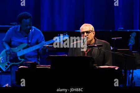 Las Vegas, NV, USA. 12. April 2017. Haus Abdeckung *** Steely Dan startet ihren Wohnsitz, "Taumeln In The Chips" in der Opaline Theater The Venetian Las Vegas in Las Vegas, NV am 12. April 2017. Bildnachweis: Erik Kabik Fotografie/Medien Punch/Alamy Live-Nachrichten Stockfoto