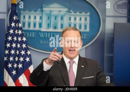 Washington DC, USA. 13. April 2017. Washington, USA. 13. April 2017. Washington DC, April13, 2017, USA: Sean Spicer, der Pressesprecher des weißen Hauses hält das tägliche Briefing im Presseraum weißen Haus in Washington DC. Bildnachweis: Patsy Lynch/Alamy Live-Nachrichten Stockfoto