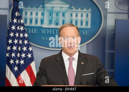 Washington DC, USA. 13. April 2017.  Sean Spicer, der Pressesprecher des weißen Hauses bietet das White House Press mit aktualisierten Informationen über die neuesten militärischen Aktionen und Präsident Trump Reisepläne für Florida. Bildnachweis: Patsy Lynch/Alamy Live-Nachrichten Stockfoto