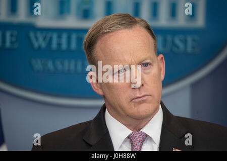 Washington DC, USA. 13. April 2017. Washington, USA. 13. April 2017. Washington DC, 13. April 2017, USA: Sean Spicer, der Pressesprecher des weißen Hauses gibt der täglichen Pressekonferenz Präsident Trump Aktivitäten. Bildnachweis: Patsy Lynch/Alamy Live-Nachrichten Stockfoto