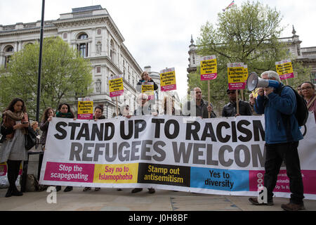 London, UK. 13. April 2017. Unterstützer des stehen bis zum Rassismus protestieren außerhalb Downing Street Aufruf für Flüchtlinge aus dem Flüchtlingslager Dünkirchen, halb zerstört durch einen Brand Anfang dieser Woche, um sicheres Geleit im Vereinigten Königreich zugelassen zu werden. Bildnachweis: Mark Kerrison/Alamy Live-Nachrichten Stockfoto