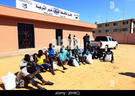 Tripoli, Libyen. 13. April 2017. Afrikanische Einwanderer, deren Boot vor der libyschen Küste sank, versammeln sich nach ihrer Rettung in Tripolis, die Hauptstadt von Libyen, am 13. April 2017. Libyschen Küstenwache am Donnerstag 23 Immigranten vor der Küste von der Hauptstadt Tripolis gerettet, nachdem ihr aufblasbare Boot sank, tragen fast 120 Migranten. Ayob Qasem, Sprecher der libyschen Küstenwache sagte, dass rund 97 Migranten gefürchtet werden vermisst, darunter 15 Frauen und Kinder. Bildnachweis: Hamza Türkei/Xinhua/Alamy Live-Nachrichten Stockfoto