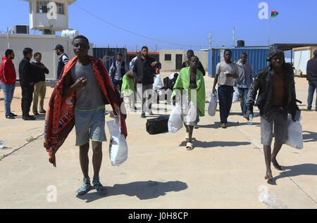 Tripoli, Libyen. 13. April 2017. Afrikanische Einwanderer, deren Boot vor der libyschen Küste sank, versammeln sich nach ihrer Rettung in Tripolis, die Hauptstadt von Libyen, am 13. April 2017. Libyschen Küstenwache am Donnerstag 23 Immigranten vor der Küste von der Hauptstadt Tripolis gerettet, nachdem ihr aufblasbare Boot sank, tragen fast 120 Migranten. Ayob Qasem, Sprecher der libyschen Küstenwache sagte, dass rund 97 Migranten gefürchtet werden vermisst, darunter 15 Frauen und Kinder. Bildnachweis: Hamza Türkei/Xinhua/Alamy Live-Nachrichten Stockfoto