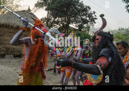 12. April 2017 - Burdwan, Westbengalen, Indien - Burdwan, Westbengalen, Indien: Gajan ist ein Hindu-Festival feierte vor allem im indischen Bundesstaat Westbengalen. Es ist mit solchen Gottheiten Shiva, Neel sowie Dharmathakur verbunden. Gajan erstreckt sich über ca. eine Woche, beginnend mit der letzten Woche der bengalischen Jahr enden mit Charak Puja. Teilnehmer des ...das Festival ist bekannt als Sannyasi oder Mönch. Personen von jedem Geschlecht können ein Teilnehmer sein. Die Teilnahme an dieser rituellen Zeremonie durch machen sich mit unterschiedlichen Aussehen der Götter. Das zentrale Thema dieses Festes ist Zufriedenheit durch n ableiten. Stockfoto