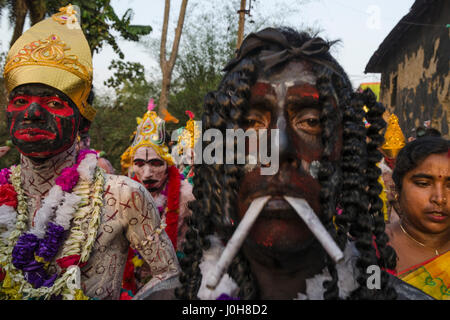 12. April 2017 - Burdwan, Westbengalen, Indien - Burdwan, Westbengalen, Indien: Gajan ist ein Hindu-Festival feierte vor allem im indischen Bundesstaat Westbengalen. Es ist mit solchen Gottheiten Shiva, Neel sowie Dharmathakur verbunden. Gajan erstreckt sich über ca. eine Woche, beginnend mit der letzten Woche der bengalischen Jahr enden mit Charak Puja. Teilnehmer des ...das Festival ist bekannt als Sannyasi oder Mönch. Personen von jedem Geschlecht können ein Teilnehmer sein. Die Teilnahme an dieser rituellen Zeremonie durch machen sich mit unterschiedlichen Aussehen der Götter. Das zentrale Thema dieses Festes ist Zufriedenheit durch n ableiten. Stockfoto