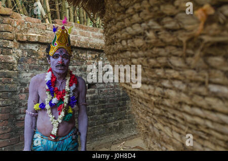 12. April 2017 - Burdwan, Westbengalen, Indien - Burdwan, Westbengalen, Indien: Gajan ist ein Hindu-Festival feierte vor allem im indischen Bundesstaat Westbengalen. Es ist mit solchen Gottheiten Shiva, Neel sowie Dharmathakur verbunden. Gajan erstreckt sich über ca. eine Woche, beginnend mit der letzten Woche der bengalischen Jahr enden mit Charak Puja. Teilnehmer des ...das Festival ist bekannt als Sannyasi oder Mönch. Personen von jedem Geschlecht können ein Teilnehmer sein. Die Teilnahme an dieser rituellen Zeremonie durch machen sich mit unterschiedlichen Aussehen der Götter. Das zentrale Thema dieses Festes ist Zufriedenheit durch n ableiten. Stockfoto