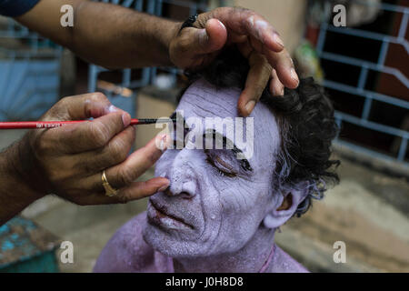 12. April 2017 - Burdwan, Westbengalen, Indien - Burdwan, Westbengalen, Indien: Gajan ist ein Hindu-Festival feierte vor allem im indischen Bundesstaat Westbengalen. Es ist mit solchen Gottheiten Shiva, Neel sowie Dharmathakur verbunden. Gajan erstreckt sich über ca. eine Woche, beginnend mit der letzten Woche der bengalischen Jahr enden mit Charak Puja. Teilnehmer des ...das Festival ist bekannt als Sannyasi oder Mönch. Personen von jedem Geschlecht können ein Teilnehmer sein. Die Teilnahme an dieser rituellen Zeremonie durch machen sich mit unterschiedlichen Aussehen der Götter. Das zentrale Thema dieses Festes ist Zufriedenheit durch n ableiten. Stockfoto