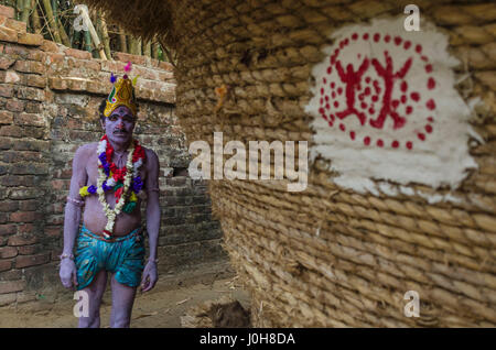 12. April 2017 - Burdwan, Westbengalen, Indien - Burdwan, Westbengalen, Indien: Gajan ist ein Hindu-Festival feierte vor allem im indischen Bundesstaat Westbengalen. Es ist mit solchen Gottheiten Shiva, Neel sowie Dharmathakur verbunden. Gajan erstreckt sich über ca. eine Woche, beginnend mit der letzten Woche der bengalischen Jahr enden mit Charak Puja. Teilnehmer des ...das Festival ist bekannt als Sannyasi oder Mönch. Personen von jedem Geschlecht können ein Teilnehmer sein. Die Teilnahme an dieser rituellen Zeremonie durch machen sich mit unterschiedlichen Aussehen der Götter. Das zentrale Thema dieses Festes ist Zufriedenheit durch n ableiten. Stockfoto