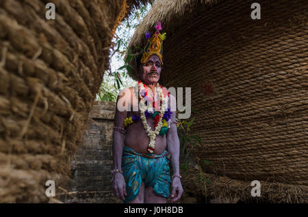 12. April 2017 - Burdwan, Westbengalen, Indien - Burdwan, Westbengalen, Indien: Gajan ist ein Hindu-Festival feierte vor allem im indischen Bundesstaat Westbengalen. Es ist mit solchen Gottheiten Shiva, Neel sowie Dharmathakur verbunden. Gajan erstreckt sich über ca. eine Woche, beginnend mit der letzten Woche der bengalischen Jahr enden mit Charak Puja. Teilnehmer des ...das Festival ist bekannt als Sannyasi oder Mönch. Personen von jedem Geschlecht können ein Teilnehmer sein. Die Teilnahme an dieser rituellen Zeremonie durch machen sich mit unterschiedlichen Aussehen der Götter. Das zentrale Thema dieses Festes ist Zufriedenheit durch n ableiten. Stockfoto