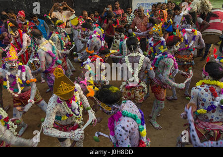 12. April 2017 - Burdwan, Westbengalen, Indien - Burdwan, Westbengalen, Indien: Gajan ist ein Hindu-Festival feierte vor allem im indischen Bundesstaat Westbengalen. Es ist mit solchen Gottheiten Shiva, Neel sowie Dharmathakur verbunden. Gajan erstreckt sich über ca. eine Woche, beginnend mit der letzten Woche der bengalischen Jahr enden mit Charak Puja. Teilnehmer des ...das Festival ist bekannt als Sannyasi oder Mönch. Personen von jedem Geschlecht können ein Teilnehmer sein. Die Teilnahme an dieser rituellen Zeremonie durch machen sich mit unterschiedlichen Aussehen der Götter. Das zentrale Thema dieses Festes ist Zufriedenheit durch n ableiten. Stockfoto