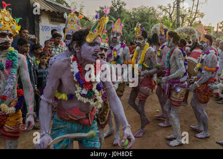 12. April 2017 - Burdwan, Westbengalen, Indien - Burdwan, Westbengalen, Indien: Gajan ist ein Hindu-Festival feierte vor allem im indischen Bundesstaat Westbengalen. Es ist mit solchen Gottheiten Shiva, Neel sowie Dharmathakur verbunden. Gajan erstreckt sich über ca. eine Woche, beginnend mit der letzten Woche der bengalischen Jahr enden mit Charak Puja. Teilnehmer des ...das Festival ist bekannt als Sannyasi oder Mönch. Personen von jedem Geschlecht können ein Teilnehmer sein. Die Teilnahme an dieser rituellen Zeremonie durch machen sich mit unterschiedlichen Aussehen der Götter. Das zentrale Thema dieses Festes ist Zufriedenheit durch n ableiten. Stockfoto