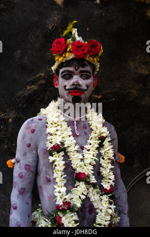 12. April 2017 - Burdwan, Westbengal, Indq - Burdwan, West Bengalen, Indien: Gajan ist ein Hindu-Festival feierte vor allem im indischen Bundesstaat Westbengalen. Es ist mit solchen Gottheiten Shiva, Neel sowie Dharmathakur verbunden. Gajan erstreckt sich über ca. eine Woche, beginnend mit der letzten Woche der bengalischen Jahr enden mit Charak Puja. Teilnehmer des ...das Festival ist bekannt als Sannyasi oder Mönch. Personen von jedem Geschlecht können ein Teilnehmer sein. Die Teilnahme an dieser rituellen Zeremonie durch machen sich mit unterschiedlichen Aussehen der Götter. Das zentrale Thema dieses Festes ist Zufriedenheit durch nicht ableiten. Stockfoto