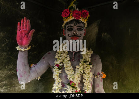 12. April 2017 - Burdwan, Westbengalen, Indien - Burdwan, Westbengalen, Indien: Gajan ist ein Hindu-Festival feierte vor allem im indischen Bundesstaat Westbengalen. Es ist mit solchen Gottheiten Shiva, Neel sowie Dharmathakur verbunden. Gajan erstreckt sich über ca. eine Woche, beginnend mit der letzten Woche der bengalischen Jahr enden mit Charak Puja. Teilnehmer des ...das Festival ist bekannt als Sannyasi oder Mönch. Personen von jedem Geschlecht können ein Teilnehmer sein. Die Teilnahme an dieser rituellen Zeremonie durch machen sich mit unterschiedlichen Aussehen der Götter. Das zentrale Thema dieses Festes ist Zufriedenheit durch n ableiten. Stockfoto