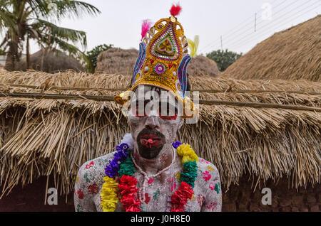 12. April 2017 - Burdwan, Westbengalen, Indien - Burdwan, Westbengalen, Indien: Gajan ist ein Hindu-Festival feierte vor allem im indischen Bundesstaat Westbengalen. Es ist mit solchen Gottheiten Shiva, Neel sowie Dharmathakur verbunden. Gajan erstreckt sich über ca. eine Woche, beginnend mit der letzten Woche der bengalischen Jahr enden mit Charak Puja. Teilnehmer des ...das Festival ist bekannt als Sannyasi oder Mönch. Personen von jedem Geschlecht können ein Teilnehmer sein. Die Teilnahme an dieser rituellen Zeremonie durch machen sich mit unterschiedlichen Aussehen der Götter. Das zentrale Thema dieses Festes ist Zufriedenheit durch n ableiten. Stockfoto