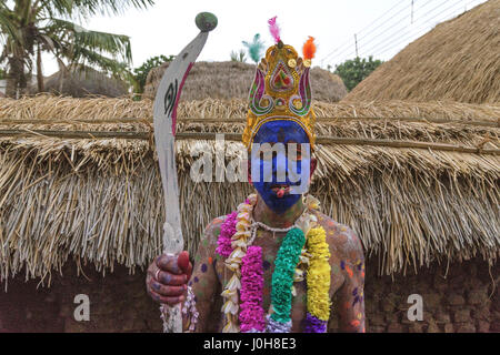 12. April 2017 - Burdwan, Westbengalen, Indien - Burdwan, Westbengalen, Indien: Gajan ist ein Hindu-Festival feierte vor allem im indischen Bundesstaat Westbengalen. Es ist mit solchen Gottheiten Shiva, Neel sowie Dharmathakur verbunden. Gajan erstreckt sich über ca. eine Woche, beginnend mit der letzten Woche der bengalischen Jahr enden mit Charak Puja. Teilnehmer des ...das Festival ist bekannt als Sannyasi oder Mönch. Personen von jedem Geschlecht können ein Teilnehmer sein. Die Teilnahme an dieser rituellen Zeremonie durch machen sich mit unterschiedlichen Aussehen der Götter. Das zentrale Thema dieses Festes ist Zufriedenheit durch n ableiten. Stockfoto