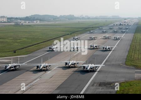 US-Luftwaffe 44. und 67. Fighter Squadron f-15 Adler Taxi über den Laufsteg in einen Elefanten Spaziergang während eines Trainings von keine-Ankündigung auf der Kadena Air Base 12. April 2017 in Kadena, Japan. Die Übung ist das demonstrieren die Fähigkeit, schnell Luft Kampfkraft im Falle eines Angriffs als Spannungen Aufstieg mit Nordkorea zu generieren. Stockfoto