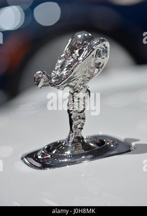 Manhattan, New York, USA. 12. April 2017.  Spirit of Ecstasy Motorhaube Ornament des weißen 2017 Rolls-Royce Dawn Cabrio ist gesehen Nahaufnahme der New York International Auto Show, quickly, während der ersten Pressetag im Javits Center. Der Rolly-Royce wurde im Abschnitt Exoten. Stockfoto