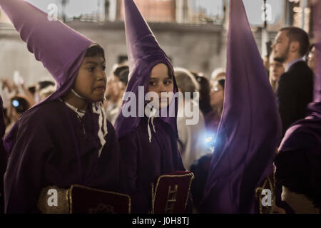 Madrid, Spanien. 13. April 2017. In die Karwoche, Prozession der La Macarena auf den Straßen-Kredit: Alberto Sibaja Ramírez/Alamy Live-Nachrichten Stockfoto