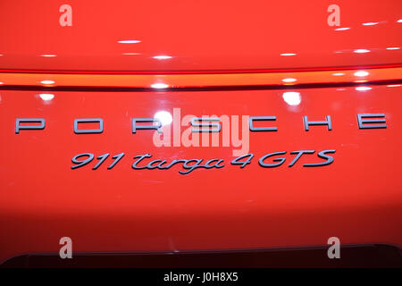 Manhattan, New York, USA. 12. April 2017. Roten Porsche 911 Targa 4 GTS, Name Detail in Nahaufnahme zu sehen ist auf dem Display an der New York International Auto Show, quickly, während der ersten Pressetag im Javits Center. Bildnachweis: Ann Parry/ZUMA Draht/Alamy Live-Nachrichten Stockfoto