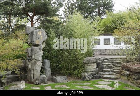 Berlin. 13. April 2017. Foto aufgenommen am 13. April 2017 zeigt einen Eingang des chinesischen Gartens "De Yue Yuan" in den Gärten der Welt in Ost-Berlin, Hauptstadt der Bundesrepublik Deutschland. Bildnachweis: Shan Yuqi/Xinhua/Alamy Live-Nachrichten Stockfoto