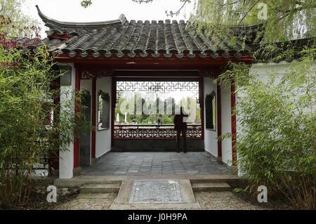 Berlin, Deutschland. 13. April 2017. Ein Besucher steht ein Anzeige-Pavillon des chinesischen Gartens "De Yue Yuan" in den Gärten der Welt im Osten Berlins, Hauptstadt von Deutschland, am 13. April 2017. Bildnachweis: Shan Yuqi/Xinhua/Alamy Live-Nachrichten Stockfoto