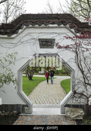 Berlin, Deutschland. 13. April 2017. Zwei Besucher bereiten den chinesischen Garten "De Yue Yuan" in den Gärten der Welt in Ost-Berlin, Hauptstadt der Bundesrepublik Deutschland, am 13. April 2017 zu treten. Bildnachweis: Shan Yuqi/Xinhua/Alamy Live-Nachrichten Stockfoto