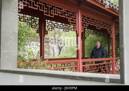 Berlin, Deutschland. 13. April 2017. Ein Besucher geht in einem Korridor des chinesischen Gartens "De Yue Yuan" in den Gärten der Welt im Osten Berlins, Hauptstadt von Deutschland, am 13. April 2017. Bildnachweis: Shan Yuqi/Xinhua/Alamy Live-Nachrichten Stockfoto