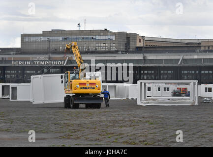 Berlin, Deutschland. 13. April 2017. Behälter für Flüchtlinge sind auf dem Gelände des Flughafen Tempelhof in Berlin, Deutschland, 13. April 2017 eingerichtet. Maximal 1120 Flüchtlinge wird vorübergehend hier untergebracht werden. Foto: Paul Zinken/Dpa/Alamy Live News Stockfoto