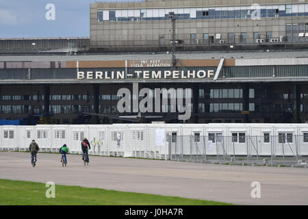 Berlin, Deutschland. 13. April 2017. Behälter für Flüchtlinge sind auf dem Gelände des Flughafen Tempelhof in Berlin, Deutschland, 13. April 2017 eingerichtet. Maximal 1120 Flüchtlinge wird vorübergehend hier untergebracht werden. Foto: Paul Zinken/Dpa/Alamy Live News Stockfoto