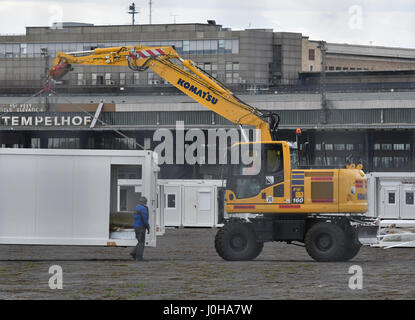 Berlin, Deutschland. 13. April 2017. Behälter für Flüchtlinge sind auf dem Gelände des Flughafen Tempelhof in Berlin, Deutschland, 13. April 2017 eingerichtet. Maximal 1120 Flüchtlinge wird vorübergehend hier untergebracht werden. Foto: Paul Zinken/Dpa/Alamy Live News Stockfoto