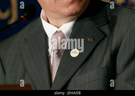 Osaka Gouverneur Ichiro Matsui nimmt an einer Pressekonferenz an der Foreign Correspondents Club of Japan am 14. April 2017, Tokio, Japan. Matsui führte seine Pläne für Osaka, Gastgeber der Weltausstellung 2025 mit einem Fokus auf japanische Technologie solche künstliche Intelligenz und virtual Reality. Paris ist auch im Wettbewerb um die Expo zu hosten. Bildnachweis: Rodrigo Reyes Marin/AFLO/Alamy Live-Nachrichten Stockfoto