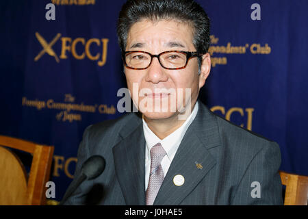 Osaka Gouverneur Ichiro Matsui nimmt an einer Pressekonferenz an der Foreign Correspondents Club of Japan am 14. April 2017, Tokio, Japan. Matsui führte seine Pläne für Osaka, Gastgeber der Weltausstellung 2025 mit einem Fokus auf japanische Technologie solche künstliche Intelligenz und virtual Reality. Paris ist auch im Wettbewerb um die Expo zu hosten. Bildnachweis: Rodrigo Reyes Marin/AFLO/Alamy Live-Nachrichten Stockfoto