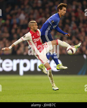 Amsterdam, Niederlande. 13. April 2017. Ajax Hakim gab (L) und Schalke Benjamin Stambouli wetteifern um die Kugel während der UEFA Europa League-Hinspiel Viertelfinale Fußballspiel zwischen AFC Ajax und FC Schalke 04 in der Amsterdam Arena in Amsterdam, die Niederlande, 13. April 2017. : Bildnachweis Ina Fassbender/Dpa: Dpa picture-Alliance/Alamy Live News Stockfoto