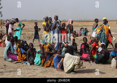 Ganyliel, Süd-Sudan. 24. März 2017. Frauen in der Schlange, um ihre monatlichen Nahrung erhalten Beihilfen Ration von der Welthungerhilfe (lit.) Welt Hunger Hilfe) in Ganyliel, Süd-Sudan, 24. März 2017. Es befindet sich im sudanesischen Bundesstaat Unity, der Region von Hungersnot im Land am stärksten betroffen. Foto: Jürgen Bätz/Dpa/Alamy Live News Stockfoto