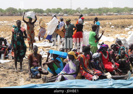 Ganyliel, Süd-Sudan. 24. März 2017. Frauen in der Schlange, um ihre monatlichen Nahrung erhalten Beihilfen Ration von der Welthungerhilfe (lit.) Welt Hunger Hilfe) in Ganyliel, Süd-Sudan, 24. März 2017. Es befindet sich im sudanesischen Bundesstaat Unity, der Region von Hungersnot im Land am stärksten betroffen. Foto: Jürgen Bätz/Dpa/Alamy Live News Stockfoto