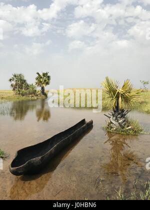 Nyal, Süd-Sudan. 28. März 2017. Ein Einbaum, gesehen in den Sümpfen des Weißen Nil River nahe Nyal, Süd-Sudan, 28. März 2017. Das Gebiet befindet sich im sudanesischen Bundesstaat Unity, der Region von Hungersnot im Land am stärksten betroffen. Foto: Jürgen Bätz/Dpa/Alamy Live News Stockfoto